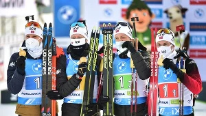 Norwegowie zostali mistrzami świata w biathlonie. Od lewej stoją: Vetle Christiansen, Johannes Thingnes Boe, Tarjei Boe i Sturla Holm Laegreid