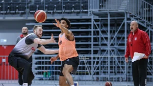 Jeremy Sochan (w środku)