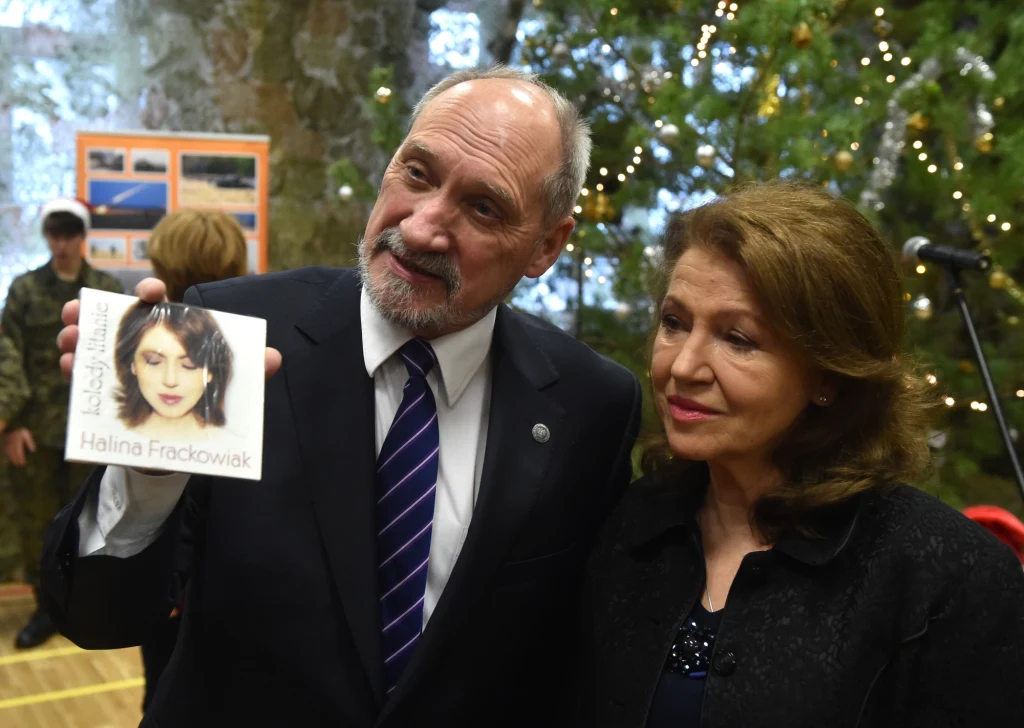 Fanem Haliny jest sam Antoni Macierewicz Fanem Haliny jest sam Antoni Macierewicz