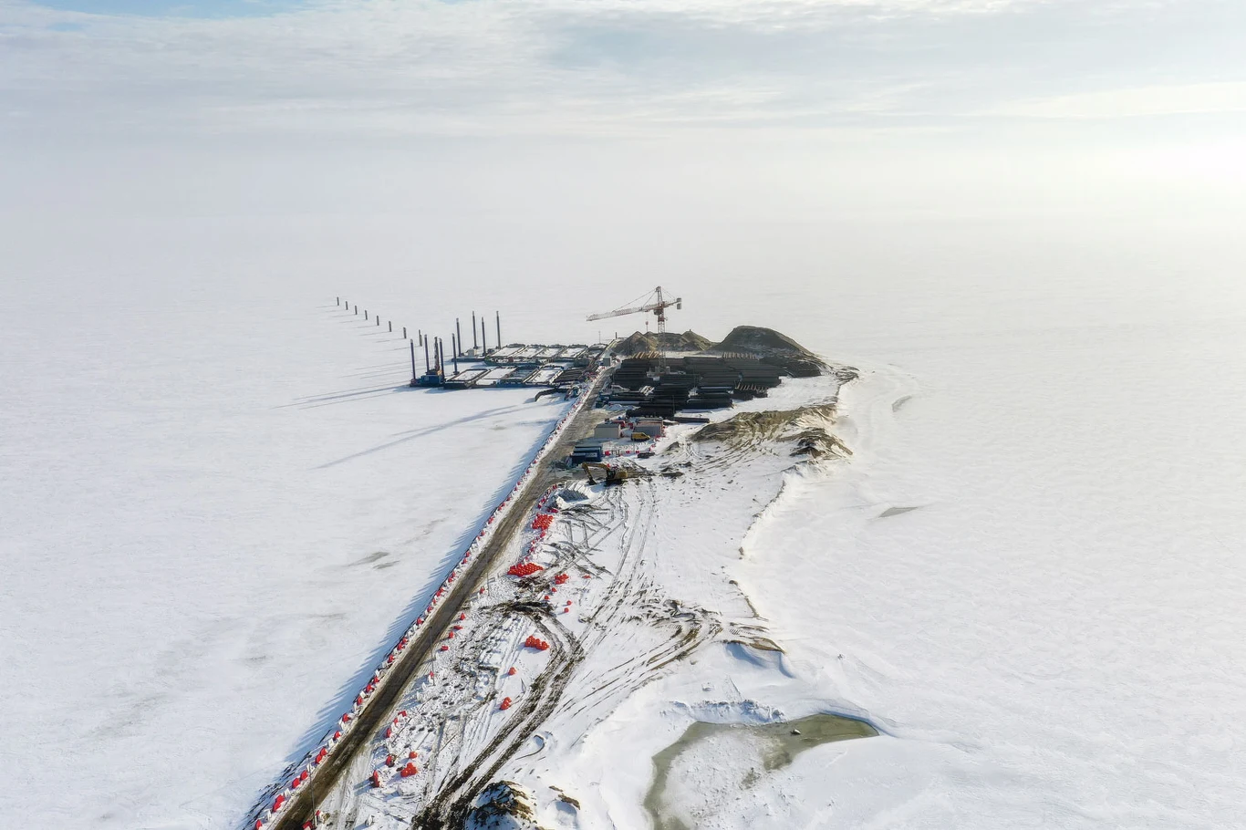 Intensywne prace trwają w Kanale Żeglugowym. W śluzie zakończono wykonywanie m.in. ścianki szczelnej, mikropali. Montowana jest konstrukcja stalowa obu mostów obrotowych – dzięki nim będzie możliwe utrzymanie ruchu samochodowego bez przerw, niezależnie od przepływających nową drogą wodną jednostek.