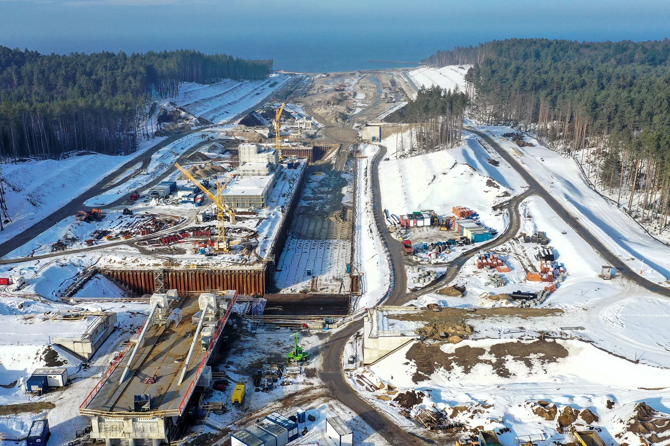 Ponieważ Zalew Wiślany zamarzł, konieczne było czasowe wstrzymanie prac na sztucznej wyspie. Kontynuowane są natomiast dostawy materiałów. Odbywa się też serwis sprzętu. Najbliższe tygodnie na budowie to m. in. profilowanie skarp na obu falochronach, kontynuacja prac narzutowych i roboty żelbetowe na falochronach.