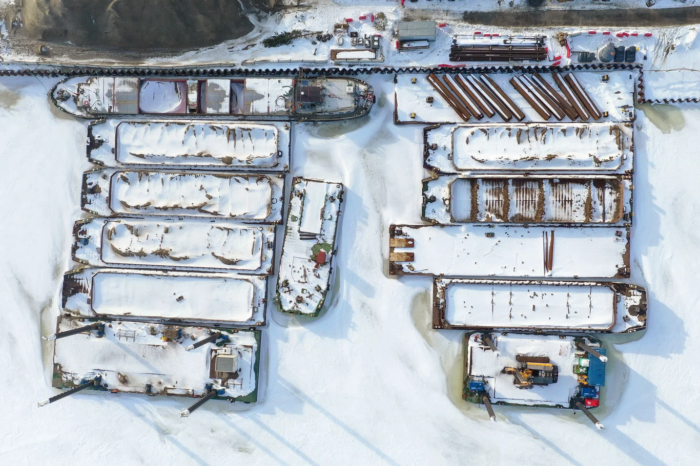 - Do budowy pierwszego etapu potrzebujemy 390 tys. ton kamienia, z czego ponad połowa została już dostarczona na miejsce inwestycji. Służy on do umacniania falochronów i konstrukcji X-block plus. (...) Jest to element, który na budowie hydrotechnicznej w Polsce pojawia się po raz pierwszy, a po raz drugi w Europie - podkreślił kpt. żeglugi wielkiej Wiesław Piotrzkowski, dyrektor Urzędu Morskiego w Gdyni. Wyjaśnił, że daje on gwarancję stabilności budowli hydrotechnicznej, ale także oszczędności jeśli chodzi o zaangażowanie m.in. betonu, który trzeba by było wykorzystać do umocnienia falochronu.