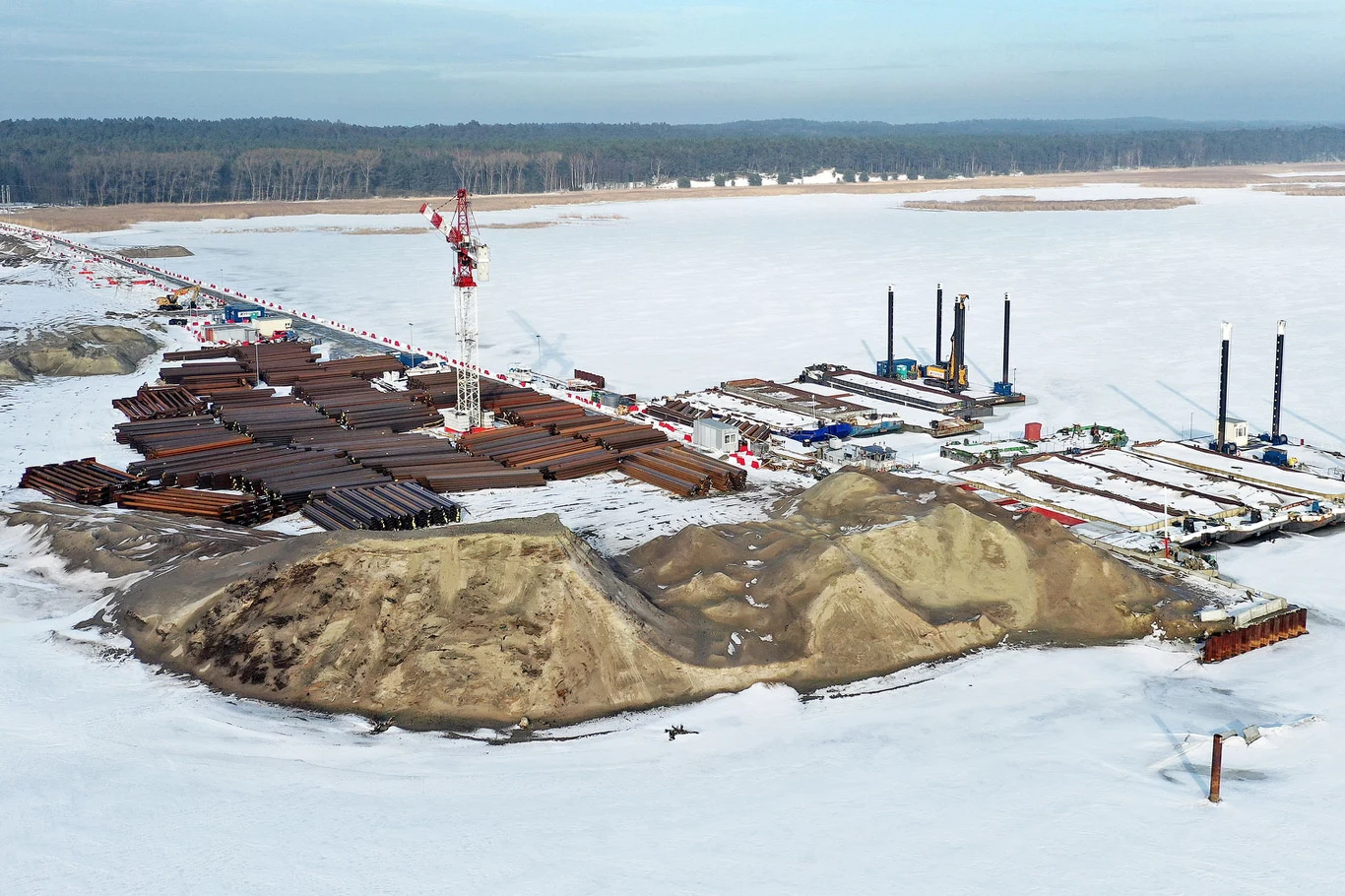 Według Urzędu Morskiego w Gdyni, to nie jedyne zadanie, jakie w ostatnim czasie wykonano w rejonie Zatoki Gdańskiej. Rozpoczęły się prace narzutowe na grodzy Falochronu Zachodniego. Trwają też roboty związane z betonowaniem oczepu części lądowej oraz płyty części zasadniczej tego falochronu. Kontynuowana jest produkcja betonowych elementów prefabrykowanych typu X-block plus.
