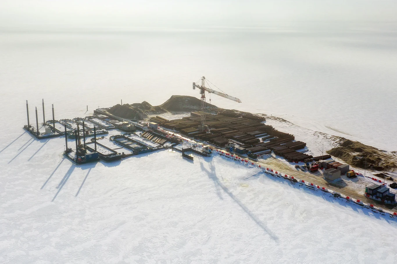 Na mierzeję przypływają już statki z kamieniem hydrotechnicznym ze Skandynawii. Jest to możliwe, ponieważ wykonano pogłębianie akwenu wodnego na obszarze basenu morskiego Portu Osłonowego na Zatoce Gdańskiej. Transport materiałów przez morze pozwala odciążyć lokalne drogi, co zmniejsza uciążliwość inwestycji dla okolicznych mieszkańców.