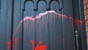 Drzwi kościoła św. Augustyna w Warszawie oblane czerwona farbą