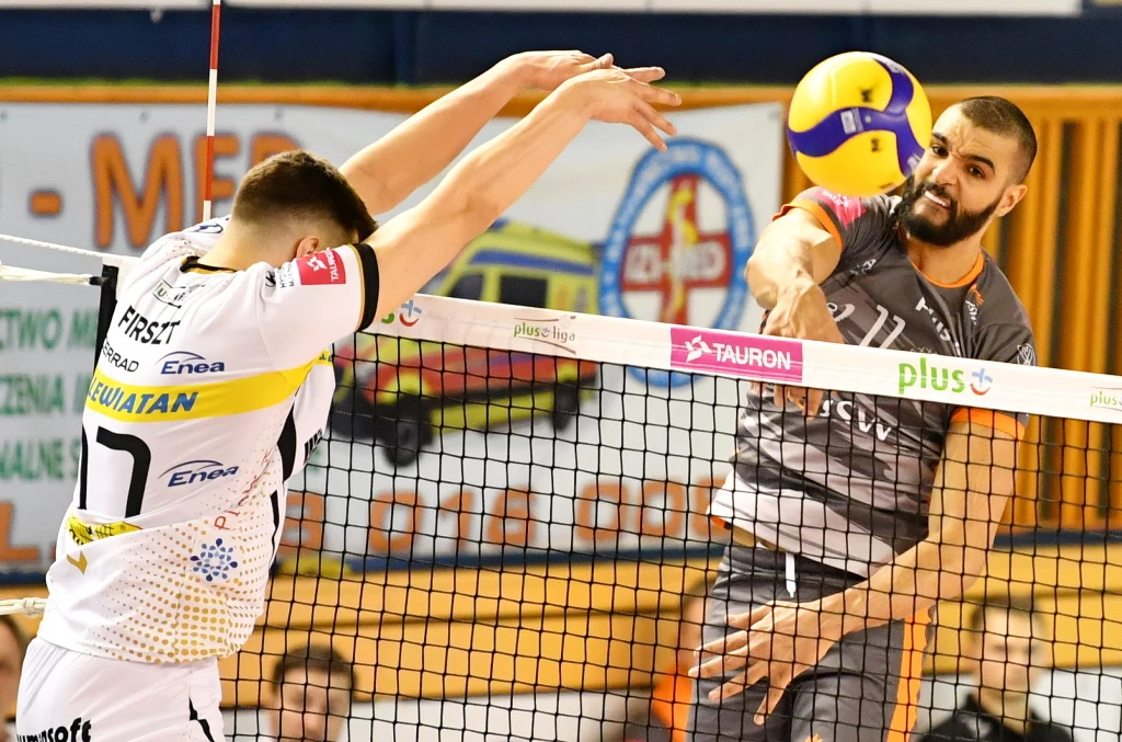 Mohamed Al Hachdadi jest w ostatnich meczach pewnym punktem Jastrzębskiego Węgla. W niedzielę próbował go zablokować m.in. Bartosz Firszt Mohamed Al Hachdadi jest w ostatnich meczach pewnym punktem Jastrzębskiego Węgla. W niedzielę próbował go zablokować m.in. Bartosz Firszt