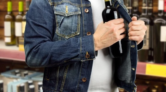 Z półek znika głównie drogi alkohol...