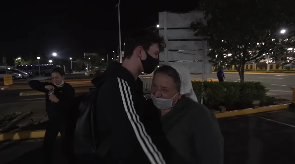 Przywitanie Marcina Dubiela z siostrą zakonną, która pracuje w Kenii było wzruszające Przywitanie Marcina Dubiela z siostrą zakonną, która pracuje w Kenii było wzruszające