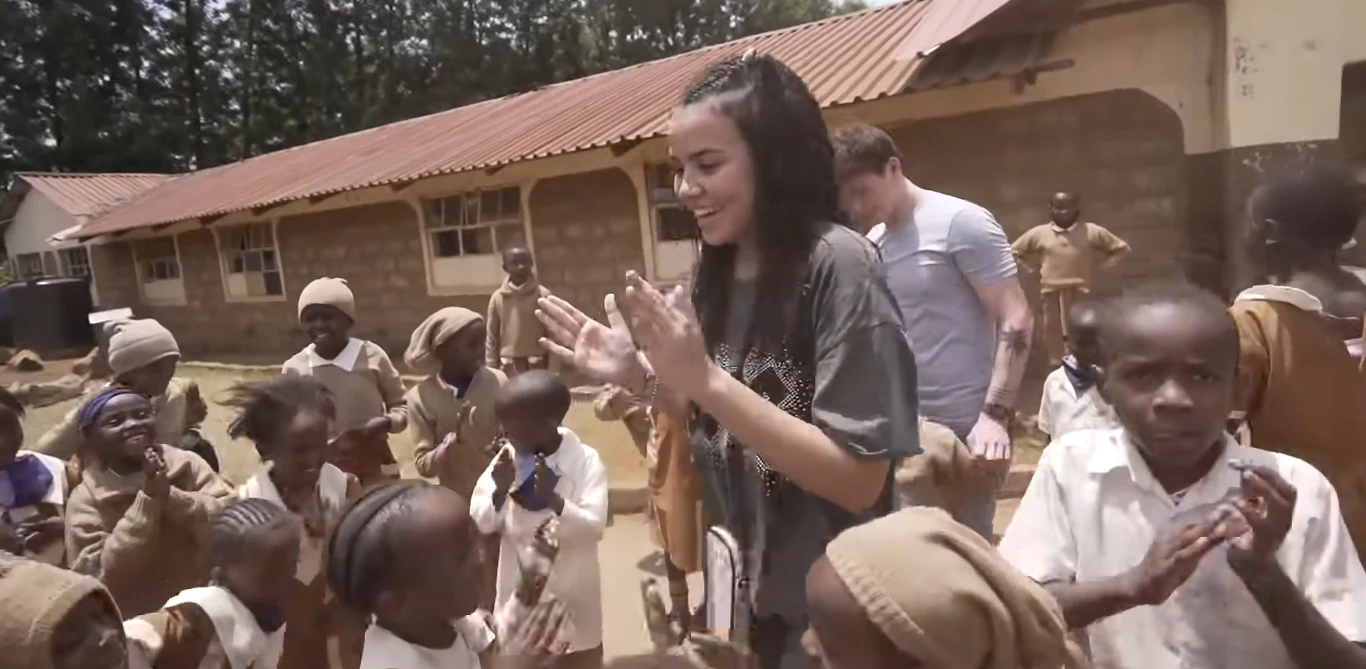 Marcin Dubiel i Lexy Chaplin bawią się z dziećmi