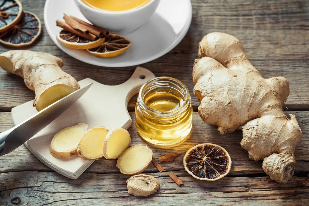 Do przygotowania litrowego słoja specyfiku potrzebne będzie: pół litra miodu naturalnego, dwie duże, soczyste cytryny, dwie główki dobrego, polskiego czosnku i duży kawałek imbiru – powiedzmy, że około dziesięciocentymetrowy, ale wiadomo, że imbir ma różną grubość i masę charakterystycznych krzywizn. Im więcej imbiru, tym działanie lecznicze będzie silniejsze. Jednak nie przesadzajmy, zwłaszcza, gdy robimy miksturę po raz pierwszy. Do przygotowania litrowego słoja specyfiku potrzebne będzie: pół litra miodu naturalnego, dwie duże, soczyste cytryny, dwie główki dobrego, polskiego czosnku i duży kawałek imbiru – powiedzmy, że około dziesięciocentymetrowy, ale wiadomo, że imbir ma różną grubość i masę charakterystycznych krzywizn. Im więcej imbiru, tym działanie lecznicze będzie silniejsze. Jednak nie przesadzajmy, zwłaszcza, gdy robimy miksturę po raz pierwszy.