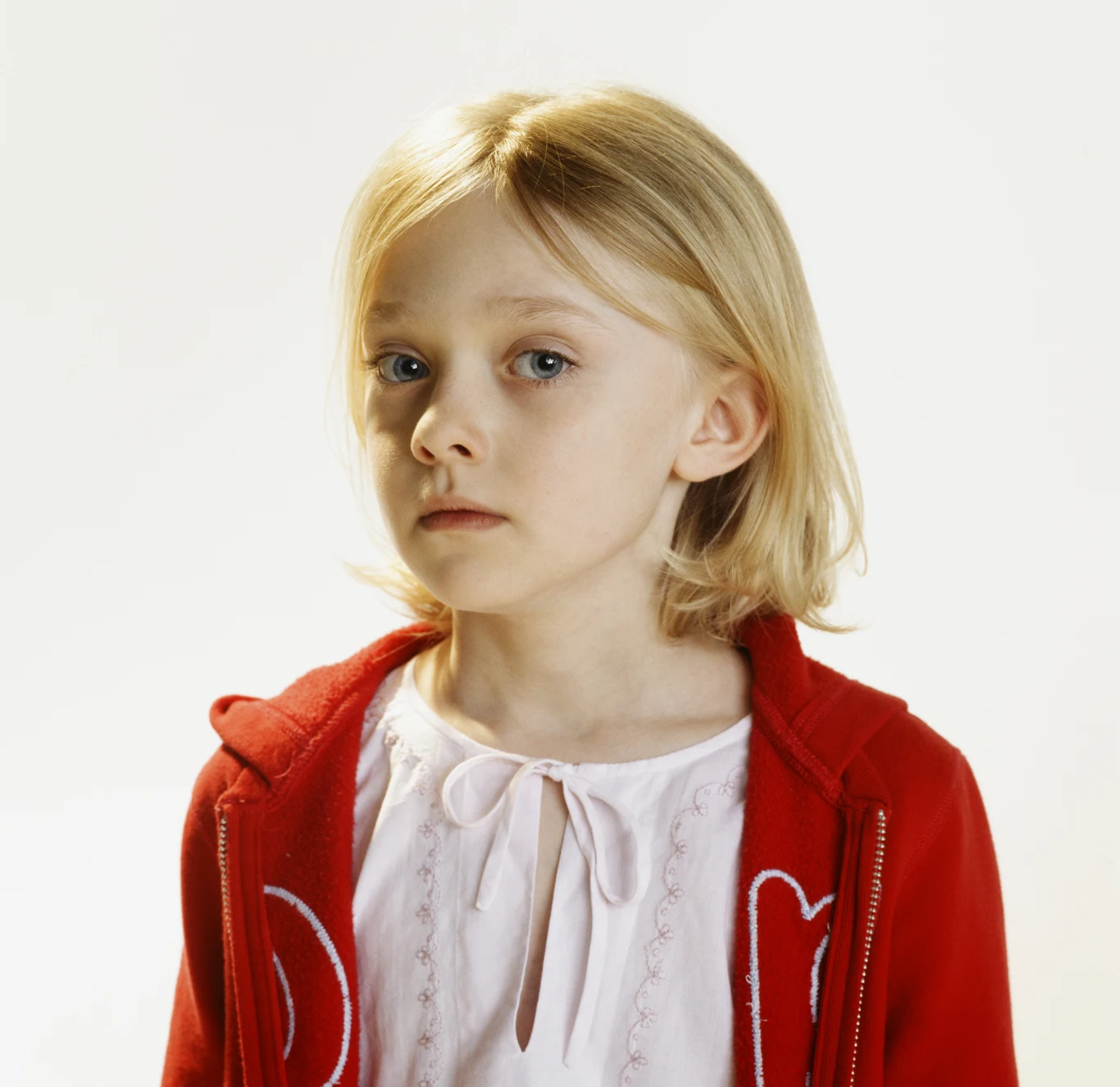 Od 2002 roku Dakota Fanning regularnie występuje w kinie i telewizji. W "Dziewczynach z wyższych sfer" (2003) zagrała wybitnie inteligentną dziesięciolatkę, która zaprzyjaźnia się ze swoją niedojrzałą opiekunką (Brittany Murphy).

Na zdjęciu: Dakota Fanning jako Allie Keys w serialu "Wybrańcy obcych" (2002)