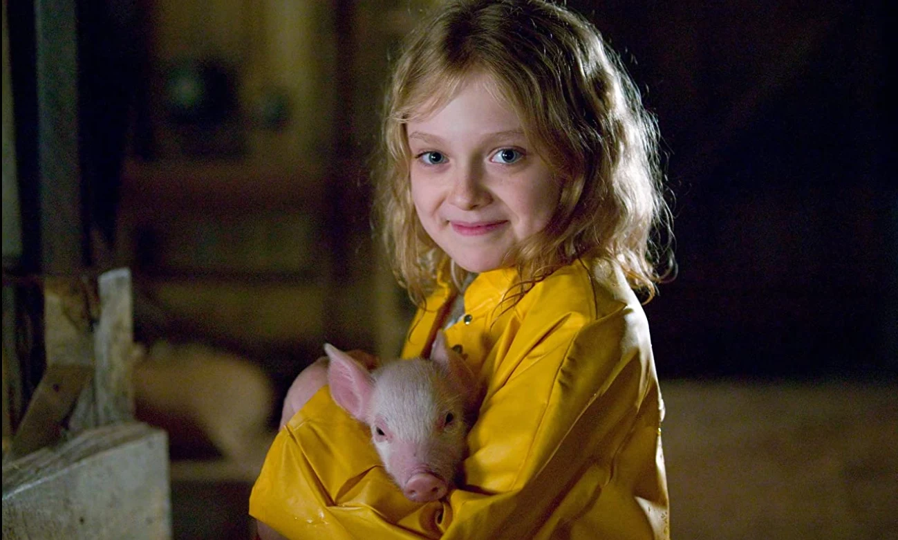 "Jestem zwyczajnym dzieckiem. Tylko lubię grać w filmach" - mówiła w wywiadach Dakota Fanning, urodzona w 1994 roku. Była małym dzieckiem, kiedy zaczęła pojawiać się w przedstawieniach teatralnych w rodzinnym mieście. W wieku pięciu lat występowała już w reklamach. Niedługo później zagrała gościnnie w jednym z odcinków "Ostrego dyżuru".

Na zdjęciu: Dakota Fanning w filmie "Pajęczyna Charlotty" (2006)