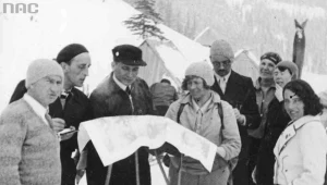 Członkowie ekspedycji ratunkowej zgromadzeni wokół mapy przedstawiającej miejsce wypadku. Widoczne m.in.: Janina Loteczkowa i Elżbieta Ziętkiewicz (z prawej, trzyma mapę, w jasnej czapce)