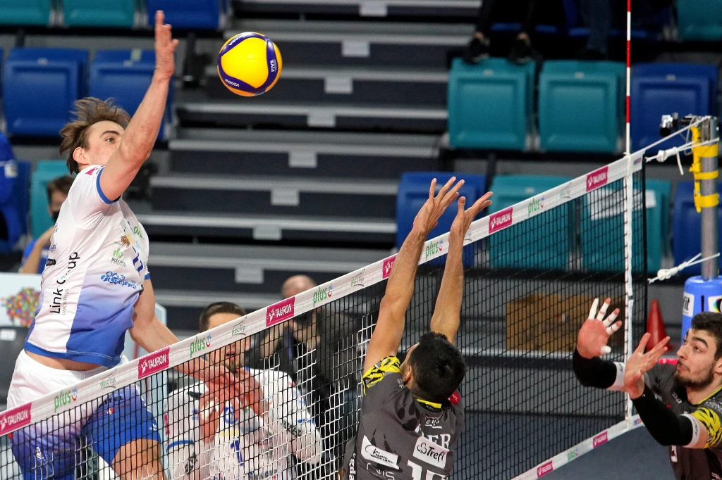 Pojedynek na środku siatki - atakuje Andreas Takvam, blokować próbuje Pablo Crer Pojedynek na środku siatki - atakuje Andreas Takvam, blokować próbuje Pablo Crer