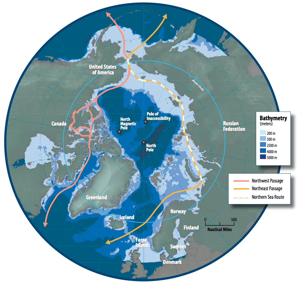 Mapa Arktyki pokazująca Przejście Północno-Wschodnie (pomarańczowa linia), Północną Drogę Morską (biała linia przerywana) i Przejście Północno-Zachodnie (czerwona linia)