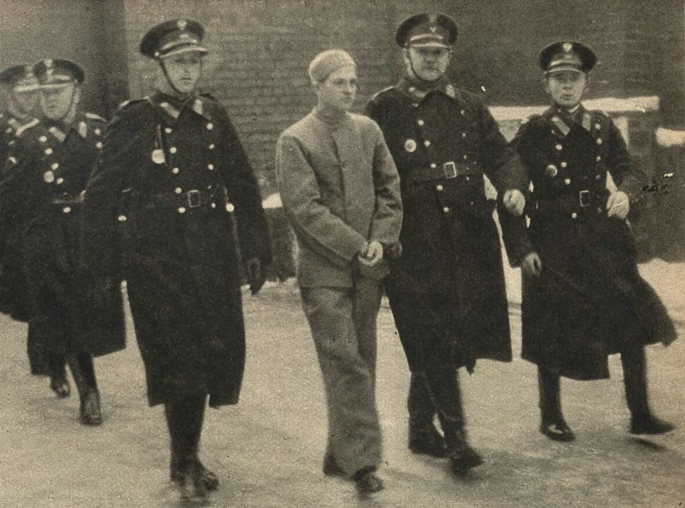 Nikifor Maruszenko pod eskortą policji Nikifor Maruszenko pod eskortą policji