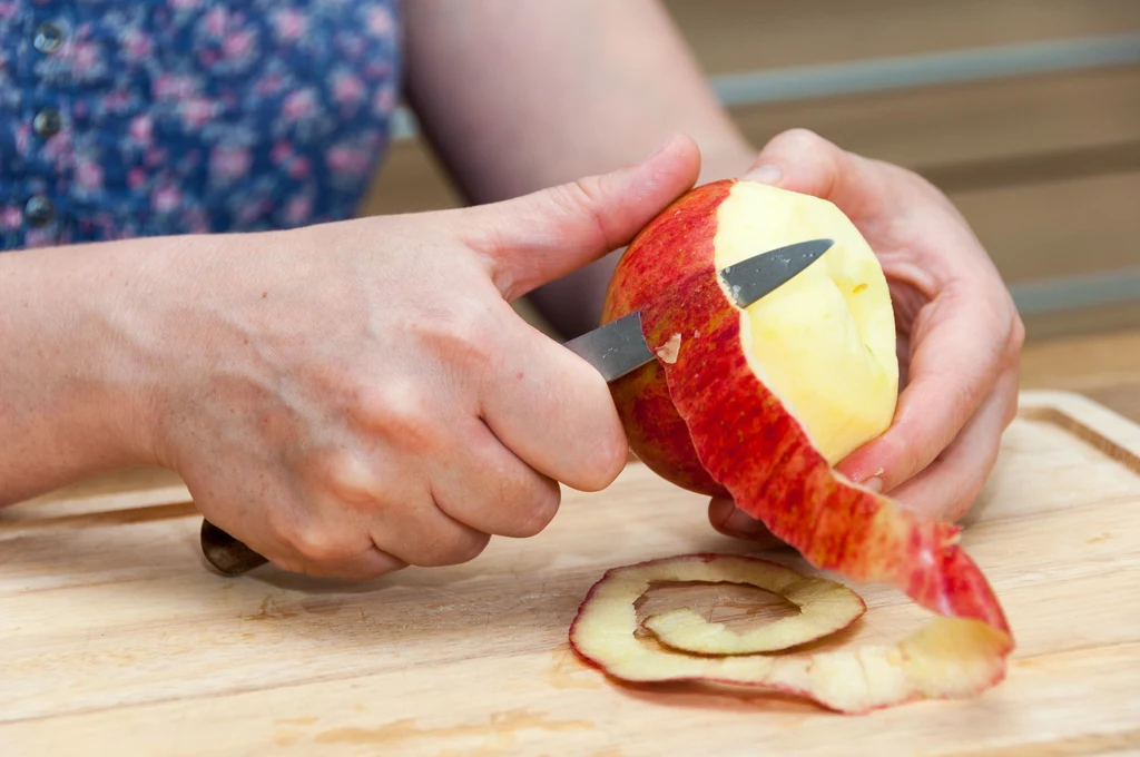 Skórka jabłka upora się nawet z zaschniętym tłuszczem