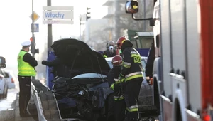 Samochód wypadł z drogi i na chodniku zabił pieszą