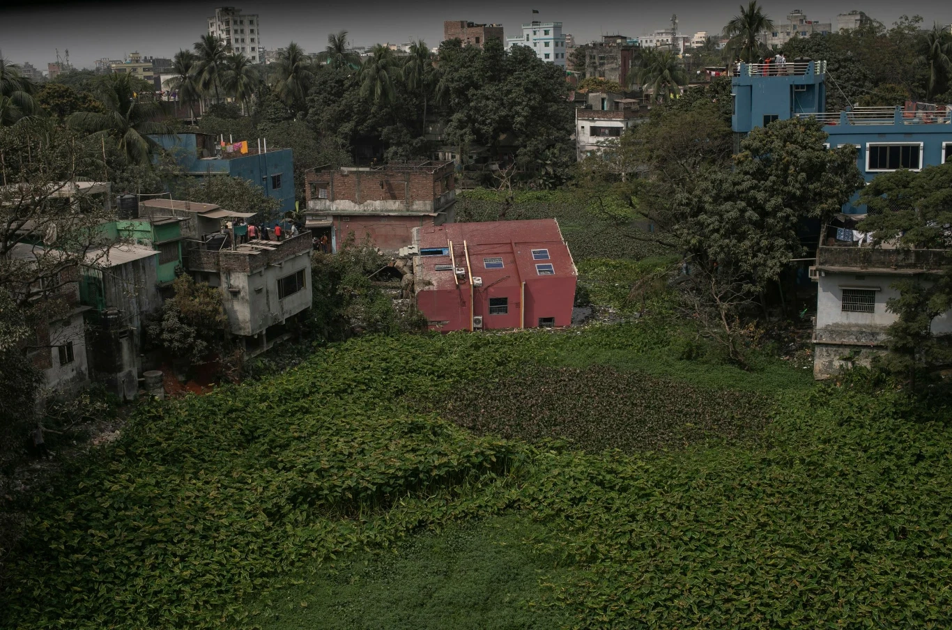 20-letni budynek został zbudowany wśród bagien i posiadał słabe fundamenty. Wydaje się, że te dwie kwestie miały znaczący wpływ na ostateczną katastrofę budowlaną.