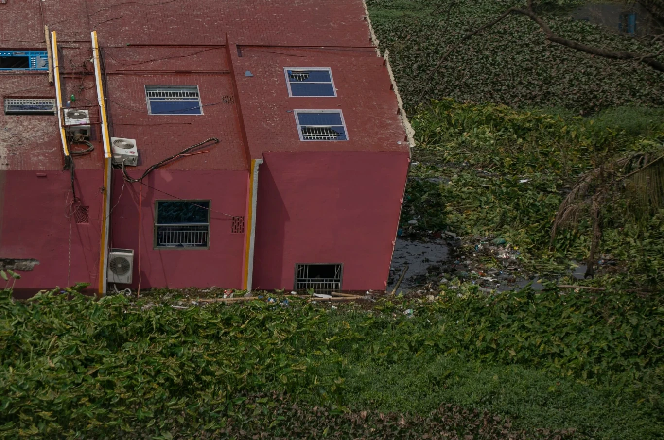 W ostatnich latach dosyć często odnotowywano zawalenia się budynków w Bangladeszu. W 2013 roku w wyniku katastrofy w Szabharze zginęło ponad 1100 osób.