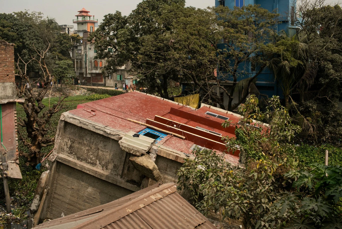 Oprócz mieszkańców budynku ewakuowano także osoby zamieszkujące w sąsiednich domach, by zniwelować jakiekolwiek ryzyko podobnego wypadku. Odcięto również gaz i prąd.