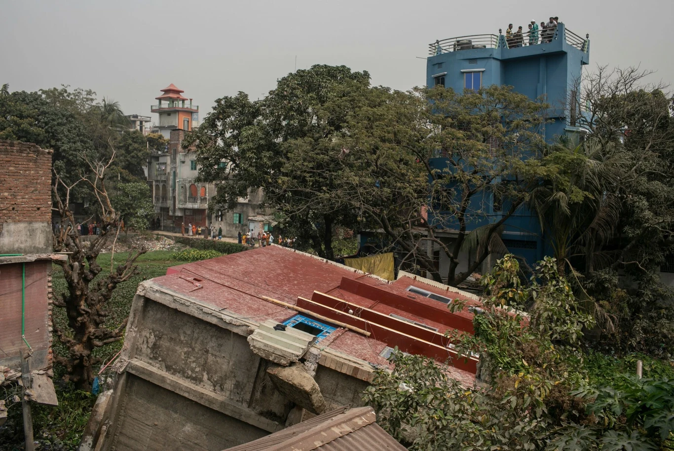 Dwóm z nich udało się samodzielnie wydostać z budowli, natomiast pięć pozostałych zostało ewakuowanych około godzinę po incydencie przez funkcjonariuszy Straży Pożarnej. Wszyscy zostali przetransportowani do lokalnego szpitala.