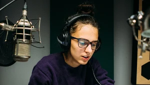 Natasza Parzymies podczas pracy w studio, fot. Bartek Cebula