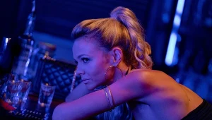 Carey Mulligan w filmie "Obiecująca. Młoda. Kobieta"