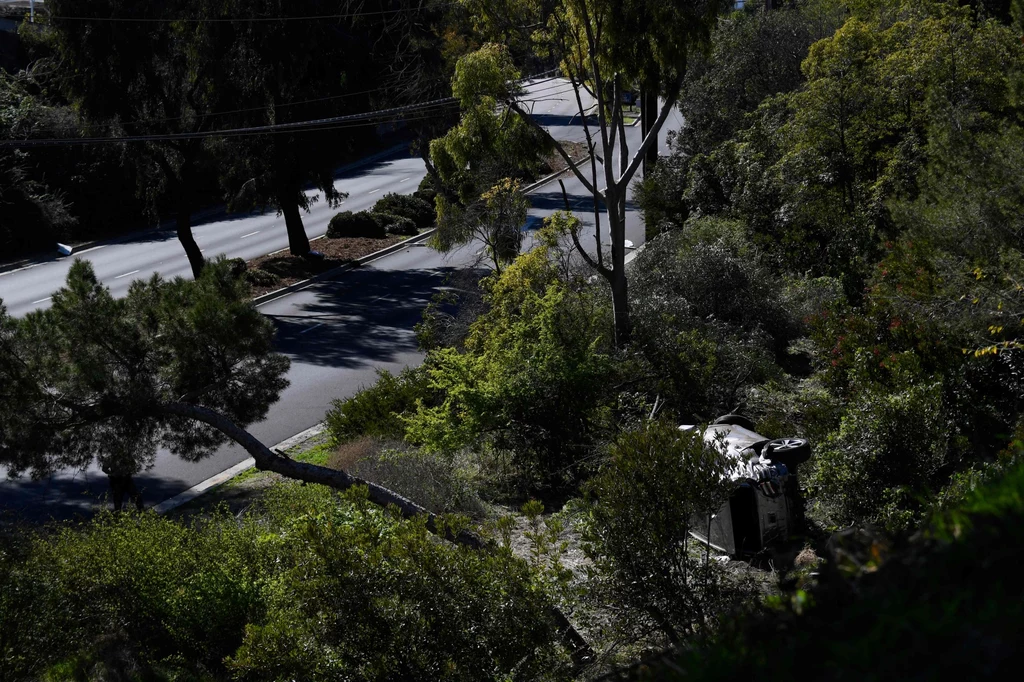 Samochód prowadzony przez Tigera Woodsa po wypadku w Rancho Palos Verdes, California 
