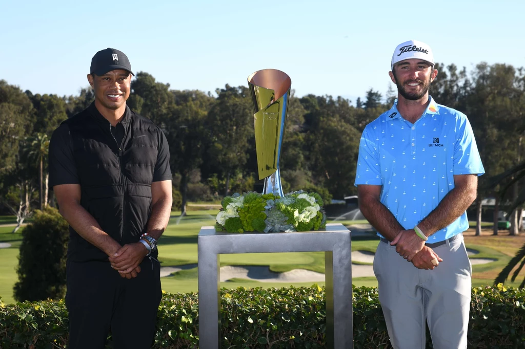 Tiger Woods i Max Homa przy trofeum za zwycięstwo turnieju The Genesis Invitational w ostatnią niedzielę, 21 lutego 