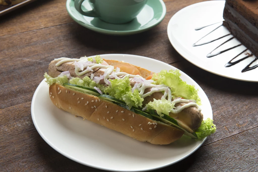 Hot dog z białą kiełbasą zasmakuje każdemu