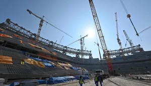 ​W Katarze zmarło ponad 6,5 tys. robotników z Azji Płd. budujących stadiony na mundial. Nz. Lusail Stadium w budowie