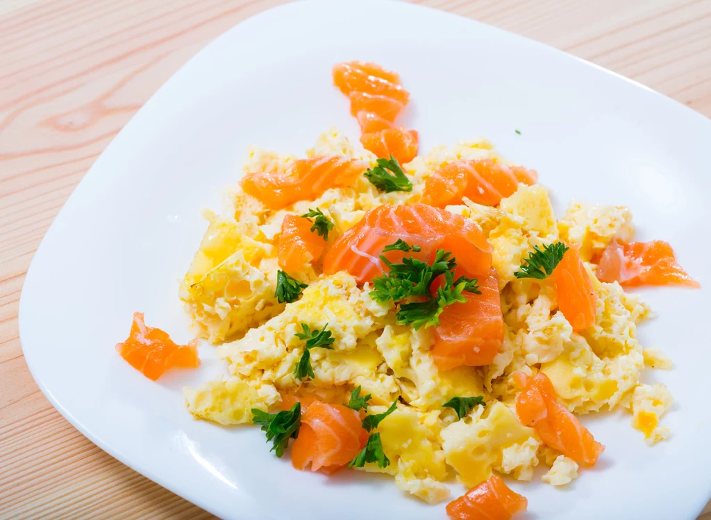 Jajecznica po norwesku jest bogata w korzystne dla zdrowia kwasy tłuszczowe z grupy omega-3