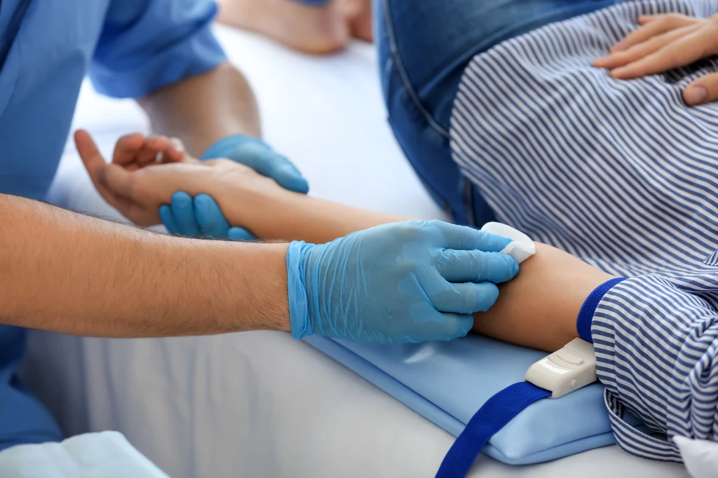 Nie należy obawiać się wizyty w punkcie pobrań - placówki laboratoryjne to miejsca bezpiecznie, gdzie szczególną wagę przywiązuje się do zachowania najwyższych standardów ochrony przeciwwirusowej Nie należy obawiać się wizyty w punkcie pobrań - placówki laboratoryjne to miejsca bezpiecznie, gdzie szczególną wagę przywiązuje się do zachowania najwyższych standardów ochrony przeciwwirusowej