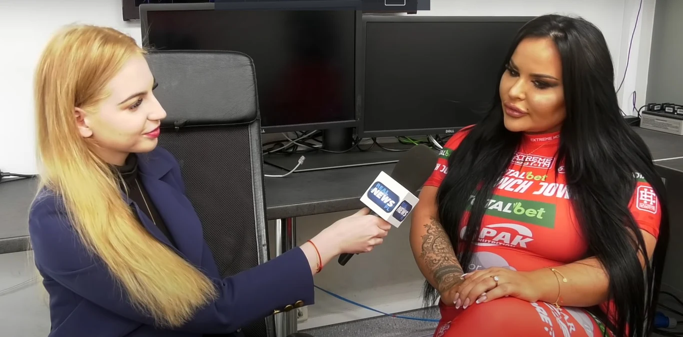 Kadr z wywiadu z Esmeraldą Godlewską. Wygląda zupełnie inaczej niż na Instagramie