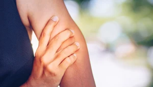 Bóle mięśni, gorączka i pokrzywka na skórze to objawy, jakie pojawiają się po kontakcie z sinicami