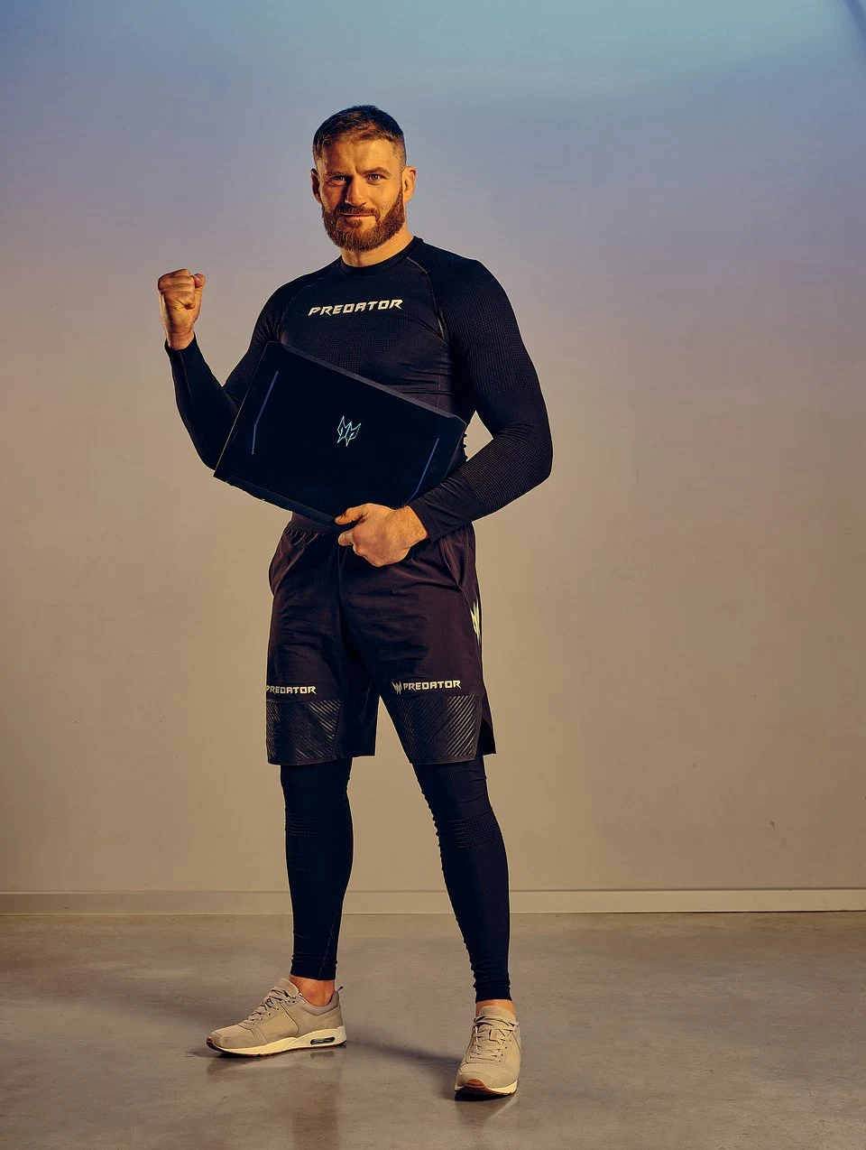 "Doświadczenia wyniesione z ringu staram się wykorzystywać również w chwilach, kiedy odpoczywam od sportu. Czas wolny od treningów poświęcam m.in. gamingowi, w którym siła woli i pokonywanie własnych słabości są równie ważne, jak podczas bezpośredniej walki z przeciwnikiem. Bardzo się cieszę, że będę mógł współpracować z marką Predator, której sprzęt zawsze ceniłem nie tylko za wyjątkową wydajność, lecz również za jakość wykonania, wytrzymałość i dbałość o najmniejsze detale" - Jan Błachowicz.
