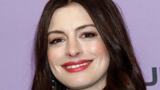 Anne Hathaway to znana amerykańska aktorka, która zyskała ogromną popularność za sprawą ról w "Pamiętniku księżniczki" oraz w filmie "Diabeł ubiera się u Prady". 

Ważna w jej karierze była również produkcja "Les Miserables Nędznicy", która przyniosła jej m.in. Oscara.