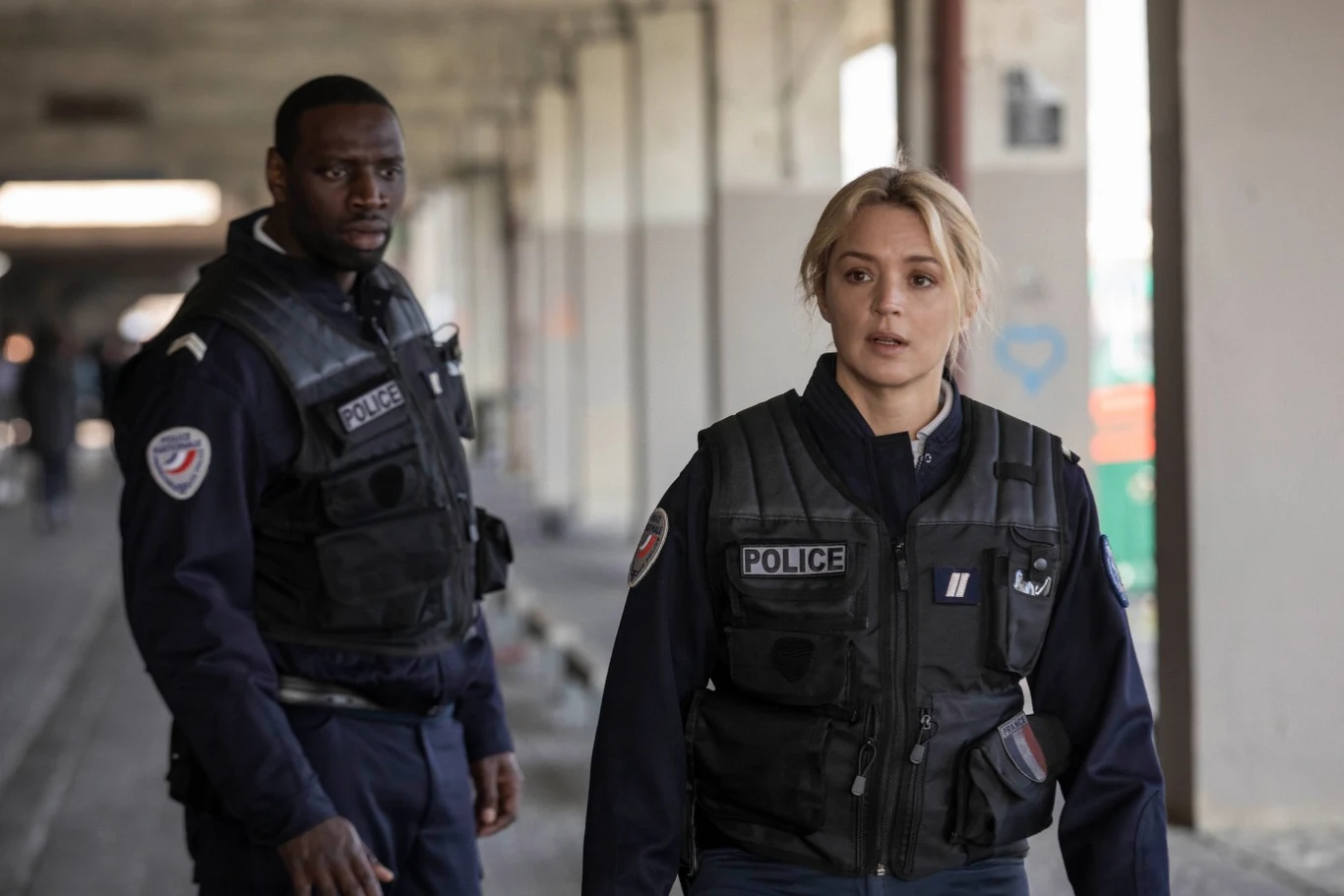 Omar Sy i Virginia Efira w scenie z filmu "Nocny konwój" Omar Sy i Virginia Efira w scenie z filmu "Nocny konwój"