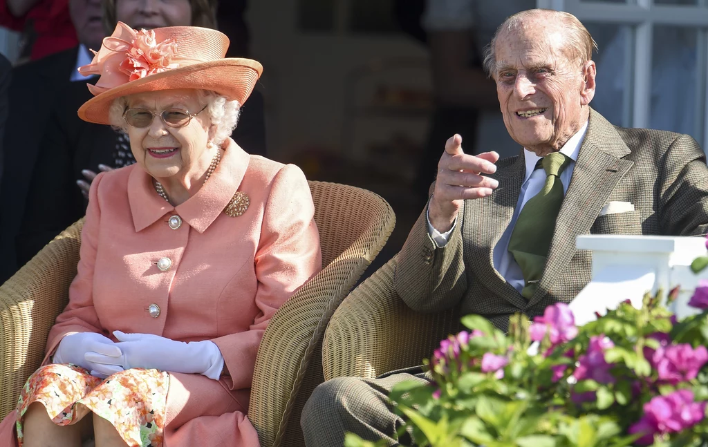 Według najnowszych informacji, zdrowie księcia jest bez przerwy monitorowane i organizm dobrze radzi sobie z chorobą, której bliżej nie określił Pałac Buckingham. Poinformowano jedynie, że wdrożone leczenie przynosi oczekiwane efekty. Według najnowszych informacji, zdrowie księcia jest bez przerwy monitorowane i organizm dobrze radzi sobie z chorobą, której bliżej nie określił Pałac Buckingham. Poinformowano jedynie, że wdrożone leczenie przynosi oczekiwane efekty.