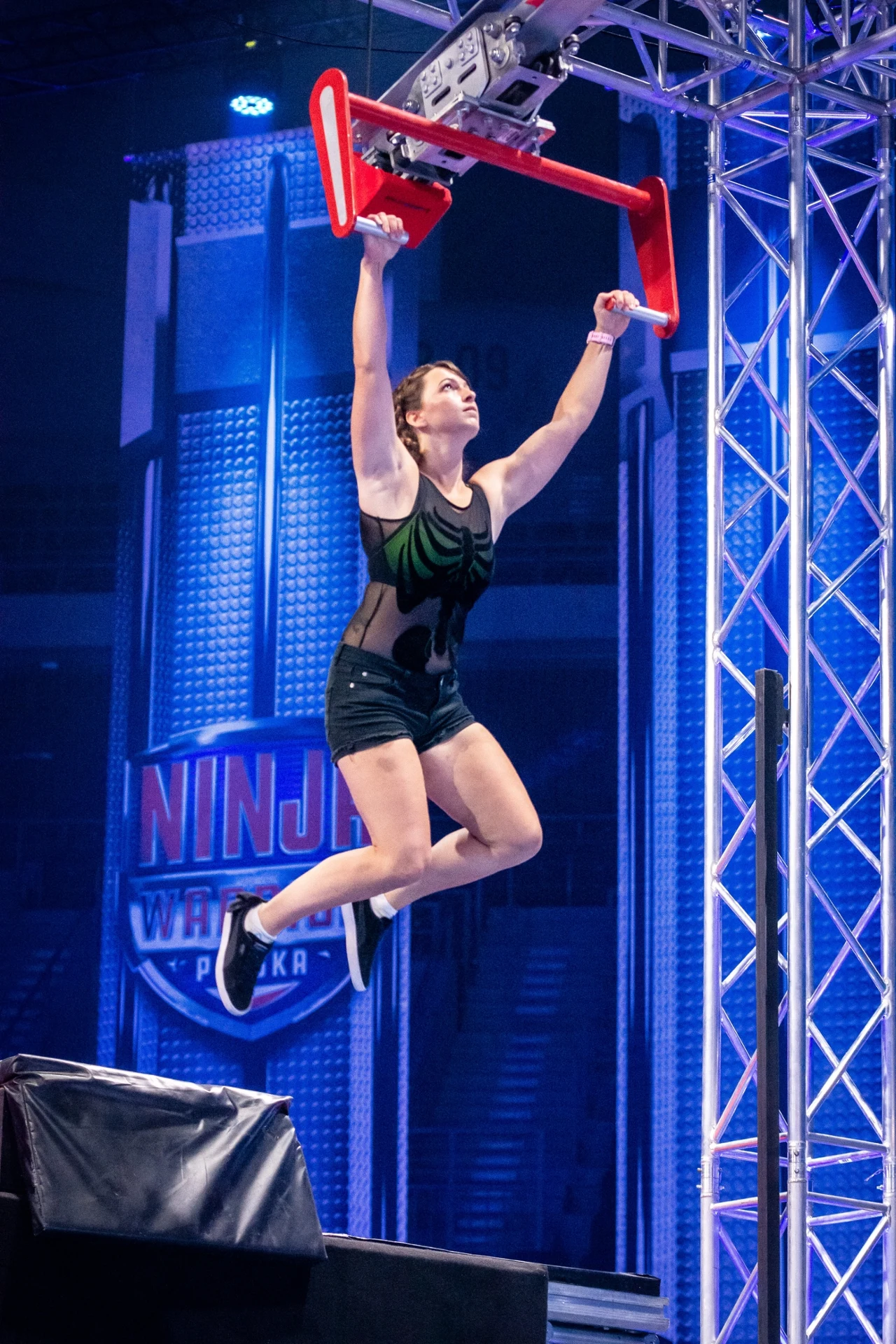 29-letnia Agata Bagrowska z miejscowości Reguły to prawdziwa bizneswoman. Prowadzi własną agencję reklamową. Po godzinach tańczy pole dance i jest instruktorem OCR. Spawanie? Banał! Nie ma dla niej rzeczy nie możliwych. - To mój drugi raz w programie. Za pierwszym razem odpadłam na torze eliminacyjnym - wspomina Agata. - Od kiedy wpadłam do basenu, codziennie ćwiczę, aby w końcu dojść do półfinału.