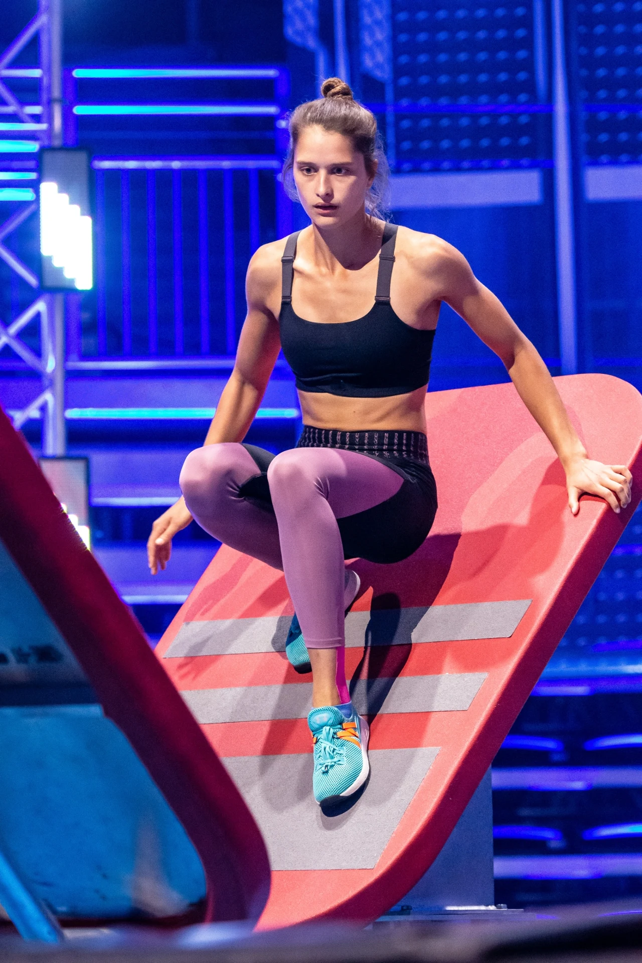 21-letnią Julię Maciuszek z Wrocławia oprócz studiowania na AWF-ie zajmują treningi karate, akrobatyki i biegi OCR. - Zdecydowałam się wziąć udział w "Ninja Warrior Polska", bo bardzo lubię przygody i chcę sprawdzić swoje umiejętności na tym bardzo trudnym torze - mówi młodziutka studentka.
