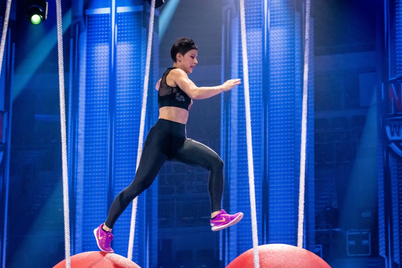 Nie zabraknie wojowniczki, która jest w programie od pierwszej edycji. Mowa oczywiście o Marcie Staroń, 37-letniej dietetyczce z miejscowości Młoszowa. Od lat zmaga się z chorobą - łysieniem plackowatym. Walcząc o normalne życie, nie ma dla Marty takiej przeszkody, której by nie pokonała. Należy do sekcji "Gołe Plecy" - to grupa ośmiu biegających po górach kobiet, które na każdym zdobytym szczycie uwieczniają swój sukces... gołymi plecami. 