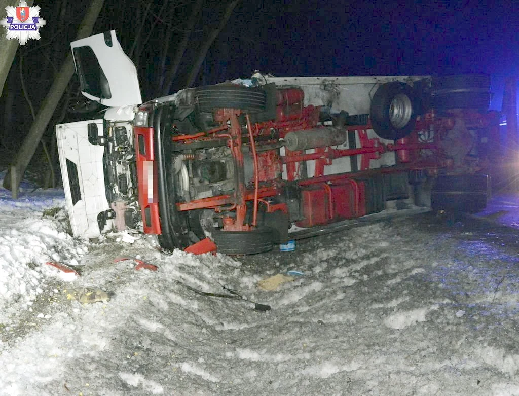 Ciężarówka przewróciła się na bok