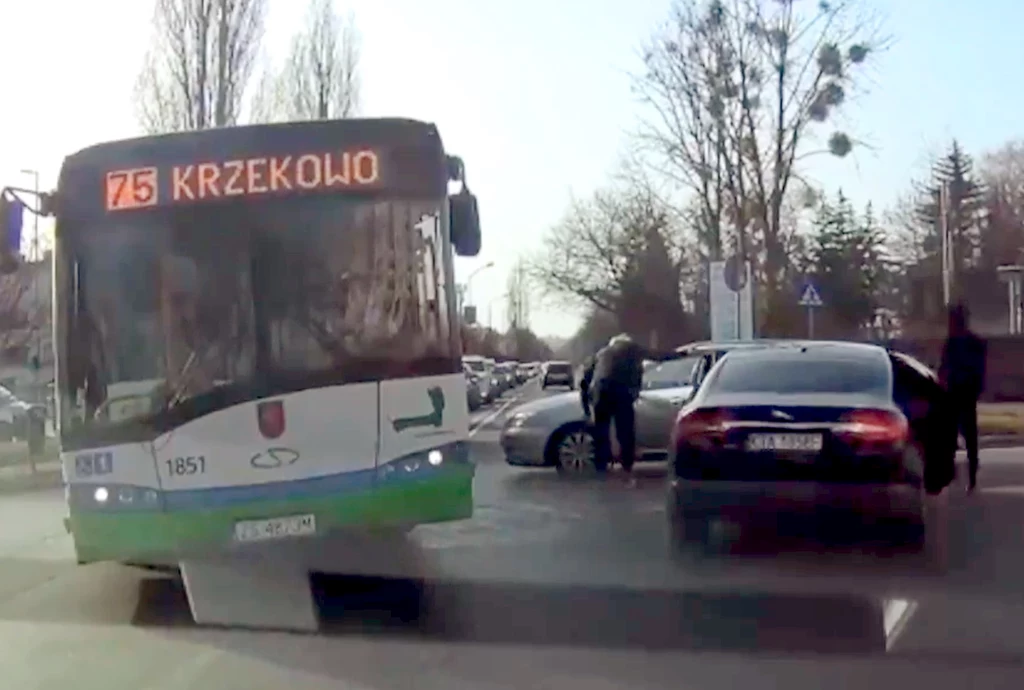 Mężczyźnie z Jaguara swoją agresję skierowali przeciwko kierowcy srebrnego auta, chociaż to autobus wymusił na nim pierwszeństwo i zablokował przejazd