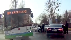 Kopniaki i uderzenia pięścią w szybę. Awantura na rondzie w Szczecinie