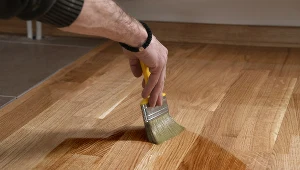 Lakierowanie pozwala na zabezpieczenie parkietu przed uszkodzeniami mechanicznymi i zabrudzeniem oraz nadaje mu estetyczny, elegancki wygląd