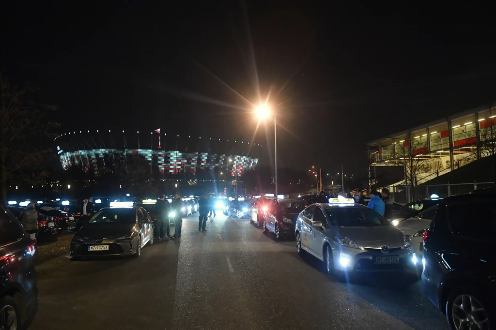 Protest taksówkarzy przy Stadionie Narodowym w Warszawie Protest taksówkarzy przy Stadionie Narodowym w Warszawie