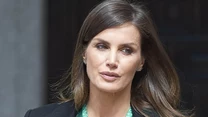 Hiszpańska królowa Letizia ma 48 lat i udowadnia, że zbliżając się do pięćdziesiątki, wciąż można wyglądać obłędnie. 

Żona króla Filipa VI jest bardzo atrakcyjną kobietą, która od lat zachwyca zgrabną sylwetką i nienagannym stylem. 