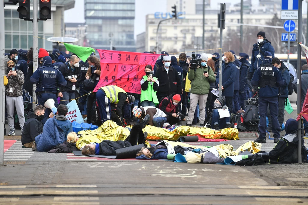 Protest Extinction Rebelion na rogu Emilii Plater i Alej Jerozolimskich Protest Extinction Rebelion na rogu Emilii Plater i Alej Jerozolimskich